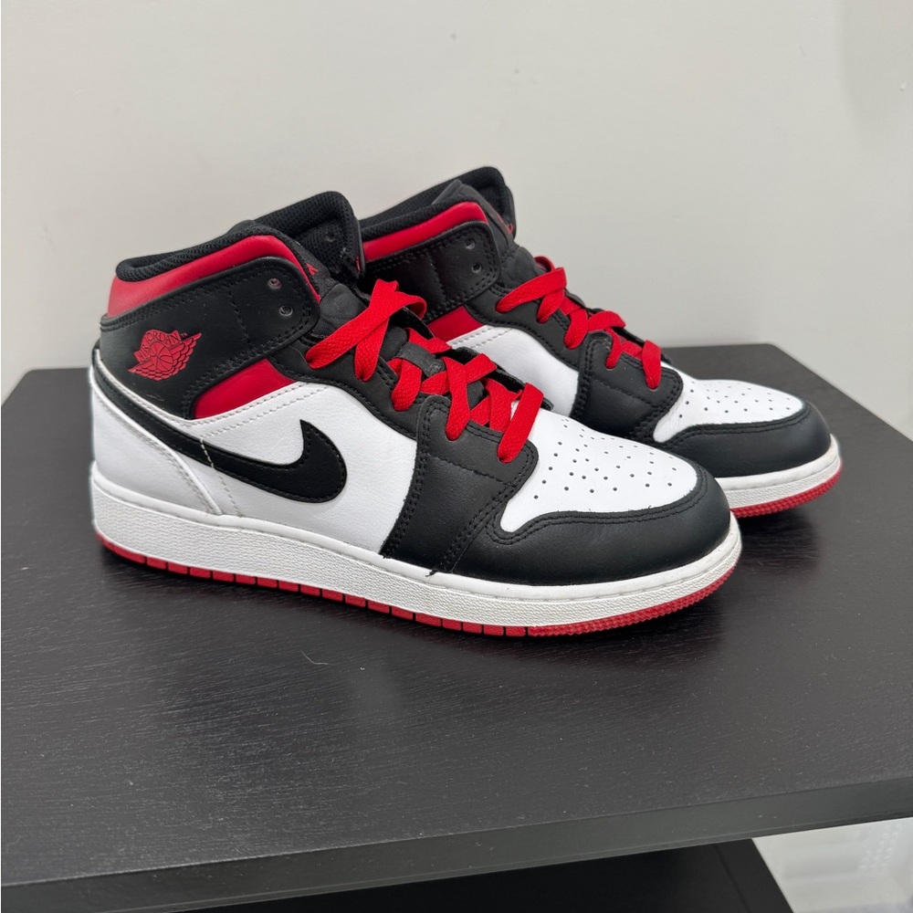 Nike Air Jordan 1 Retro Mid Youth Size 6